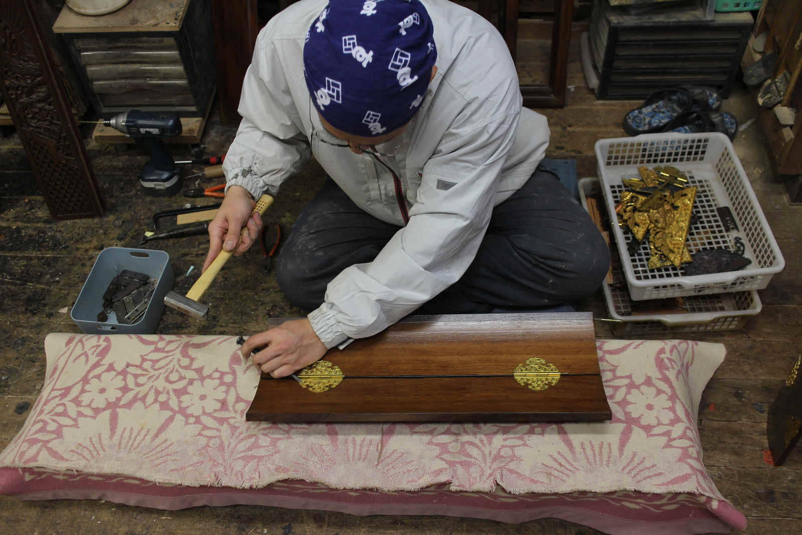金具を木肌に丁寧に合わせる作業