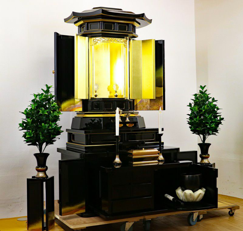 【中古品】黒丹正三方【金箔厨子】金剛堂 創価学会 日蓮正宗 仏壇 仏具 セット 内扉電動開閉式 照明付 兵庫県直接取引 000000000550-02.jpg?size=l&w=